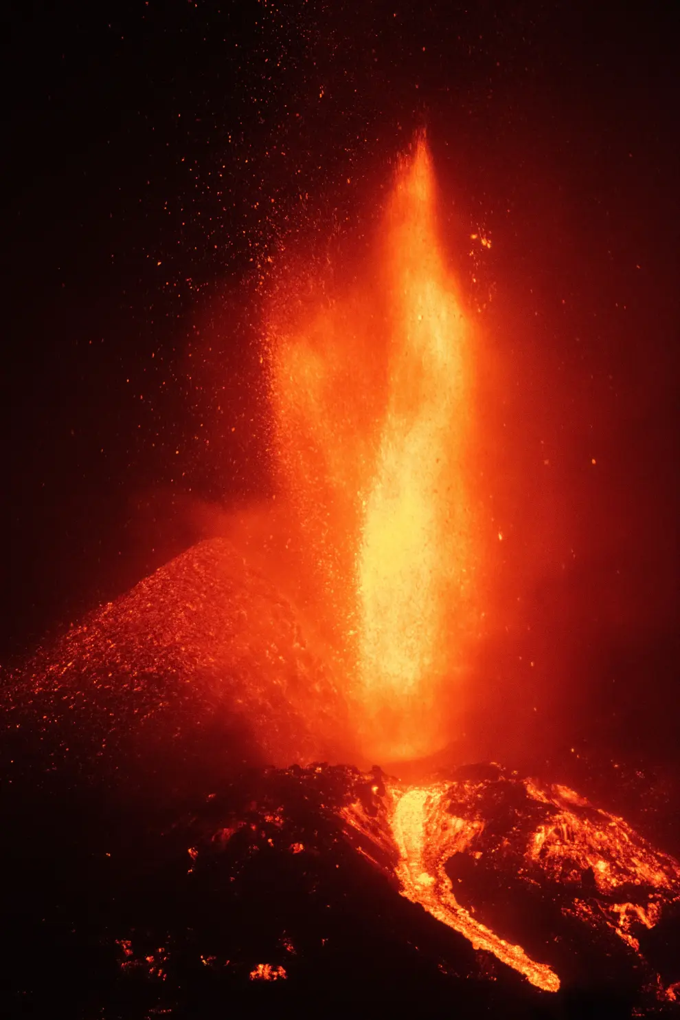 Sigue la erupción en La Palma, tras el derrumbe parcial del cono princial