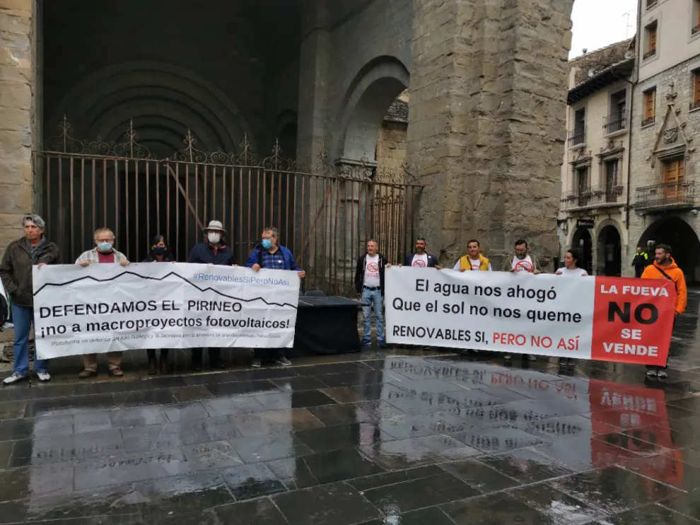 Convocatoria de la protesta de plataformas de las comarcas del Pirineo para exigir una regulación en el modelo energético actual.