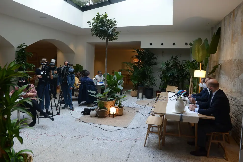 Marcos Martínez, vicepresidente de Horeca Hoteles Zaragoza, secretario general, Daniel López, y el vocal de la asociación Ignacio Nieto, durante la rueda de prensa