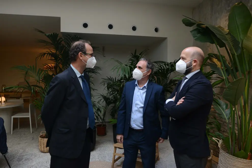 Marcos Martínez, vicepresidente de Horeca Hoteles Zaragoza, secretario general, Daniel López, y el vocal de la asociación Ignacio Nieto, durante la rueda de prensa.