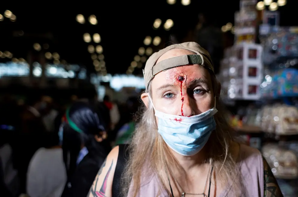 A woman in custume and a protective face mask waits with others in line to attend the 2021 New York Comic Con, at the Jacob Javits Convention Center in Manhattan in New York City, New York, U.S., October 7, 2021. REUTERS/Brendan McDermid[[[REUTERS VOCENTO]]] USA-COMICCON/NEW YORK