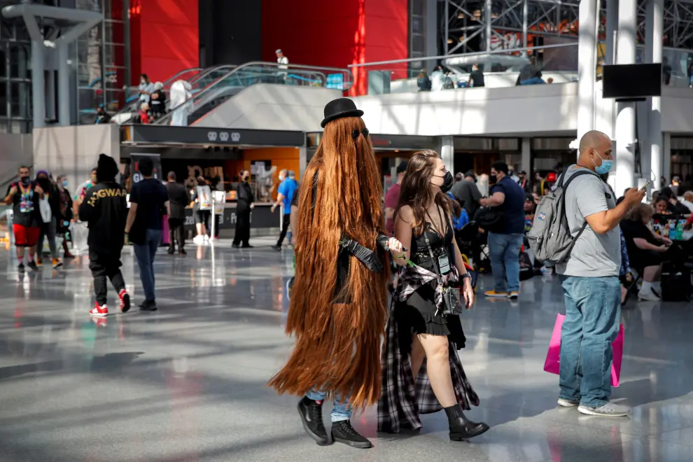 An attendee dressed in costume takes a break in a hallway during the 2021 New York Comic Con, at the Jacob Javits Convention Center in Manhattan in New York City, New York, U.S., October 7, 2021. REUTERS/Brendan McDermid[[[REUTERS VOCENTO]]] USA-COMICCON/NEW YORK