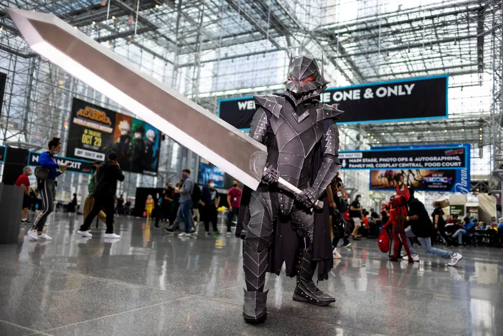 A man in costume poses for a photograph at the 2021 New York Comic Con,at the Jacob Javits Convention Center in Manhattan in New York City, New York, U.S., October 7, 2021. REUTERS/Brendan McDermid[[[REUTERS VOCENTO]]] USA-COMICCON/NEW YORK