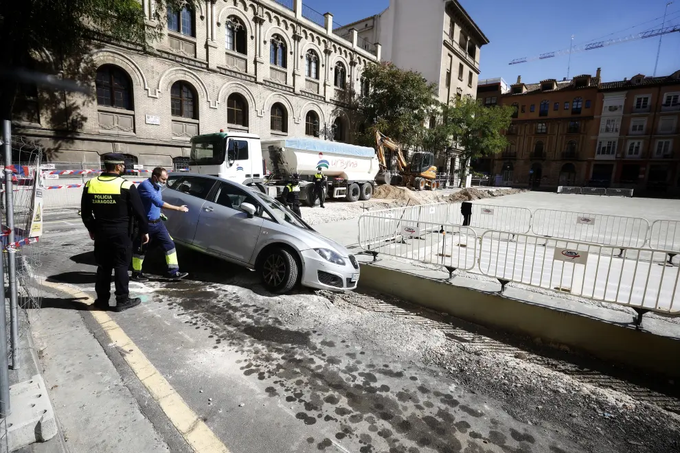 Un coche acaba metido en una zanja en la plaza de Salamero de Zaragoza.