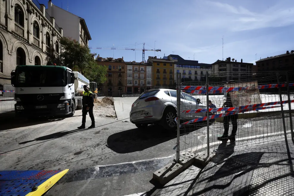 Un coche acaba metido en una zanja en la plaza de Salamero de Zaragoza.