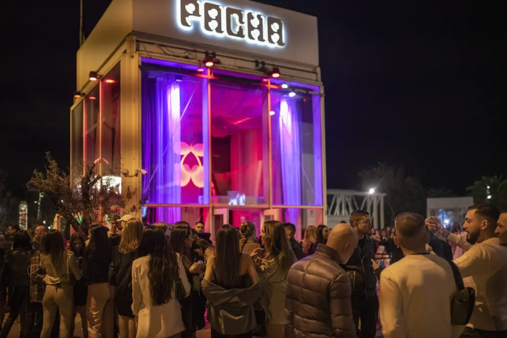 Grupos de jóvenes en las inmediaciones de un local de ocio nocturno la noche de la reapertura de las discotecas en Cataluña.