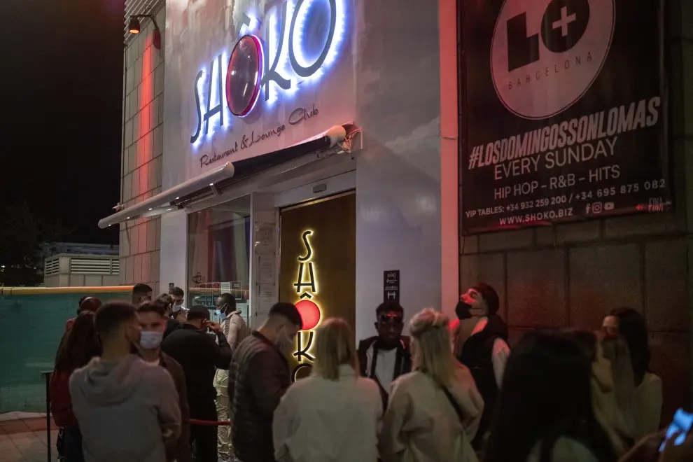 Grupos de jóvenes en las inmediaciones de un local de ocio nocturno la noche de la reapertura de las discotecas en Cataluña.