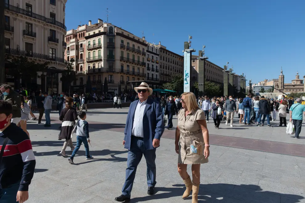 Ambiente en la plaza del Pilar de Zaragoza, con presencia de turistas en las 'no fiestas' del Pilar 2021