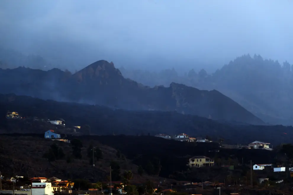 Ceniza del volcán desborda La Palma y afecta a tráfico aéreo del archipiélago