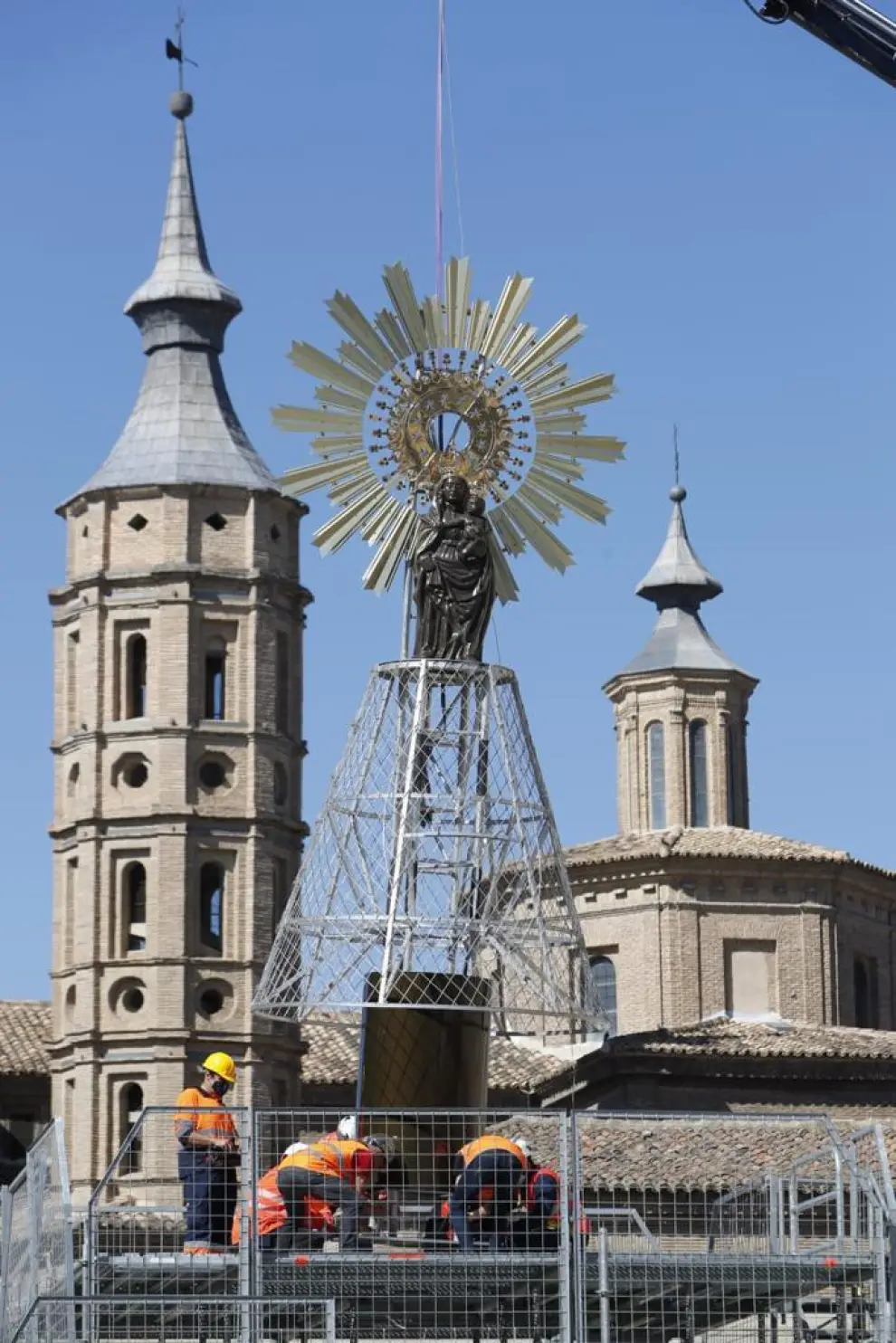 La imagen de la Virgen del Pilar, en la estructura de la Ofrenda de Flores 2021
