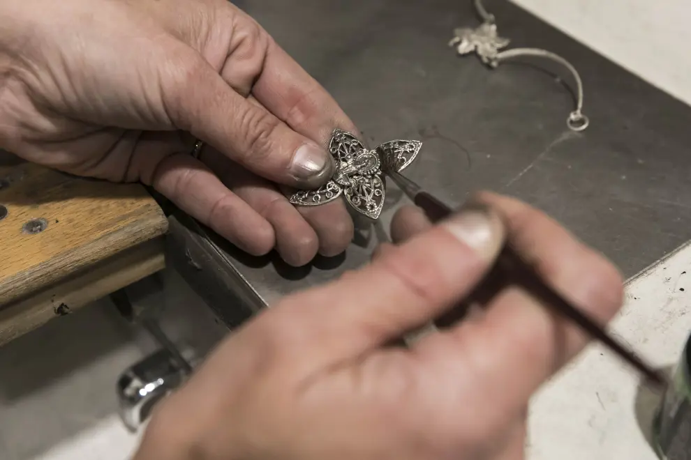 Fabricación artesana de joyas pilaristas, en Zaragoza.