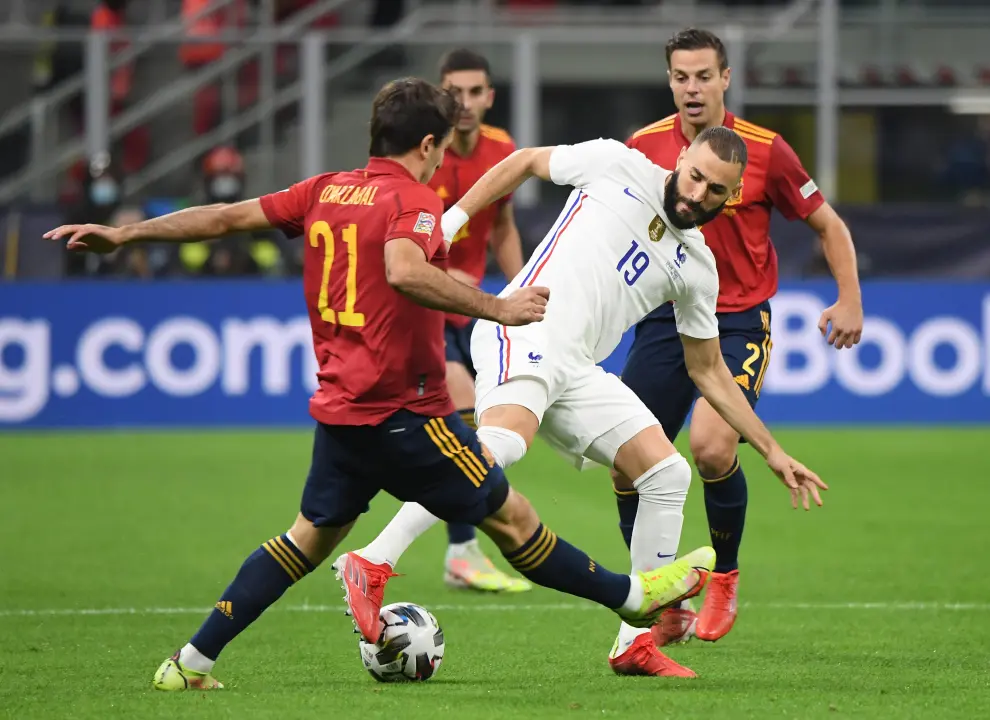Soccer Football - Nations League - Final - Spain v France - San Siro, Milan, Italy - October 10, 2021 Spains Ferran Torres in action with Frances Karim Benzema and Paul Pogba Pool via REUTERS/Miguel Medina[[[REUTERS VOCENTO]]] SOCCER-UEFANATIONS-ESP-FRA/REPORT