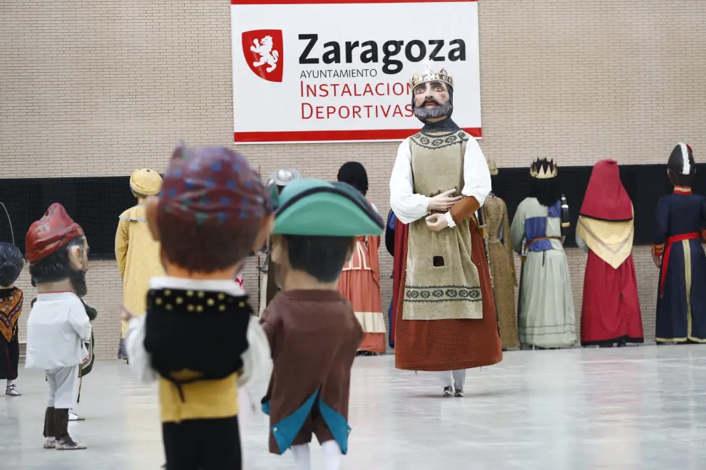 Pilar 2021 en Zaragoza: la Comparsa de Gigantes y Cabezudos se reencuentra con los niños