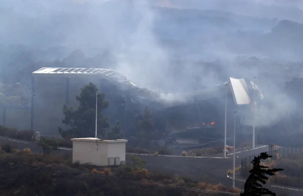 Confinan a casi 3.000 personas en La Palma al incendiar la colada de lava una fábrica de cemento