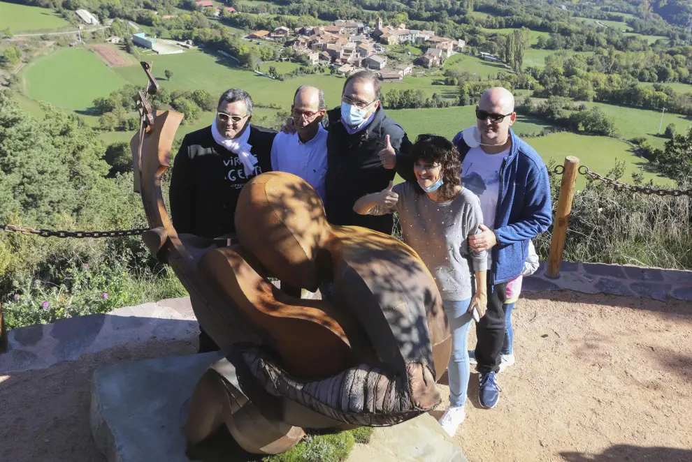 El personal sanitario que atendió a Pau Donés y sus convecinos de Montanuy le han rendido un tributo con la colocación de una placa y de una escultura.