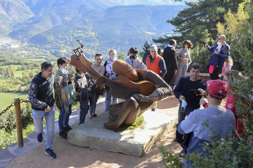 El personal sanitario que atendió a Pau Donés y sus convecinos de Montanuy le han rendido un tributo con la colocación de una placa y de una escultura.