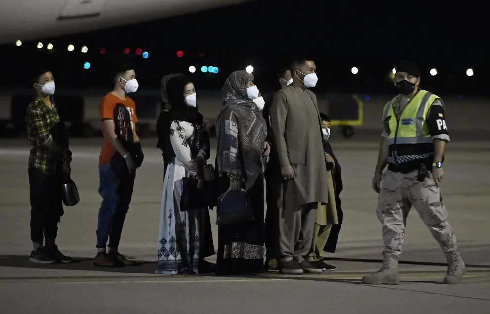 Recibimiento al segundo avión con refugiados afganos procedente de Islamabad