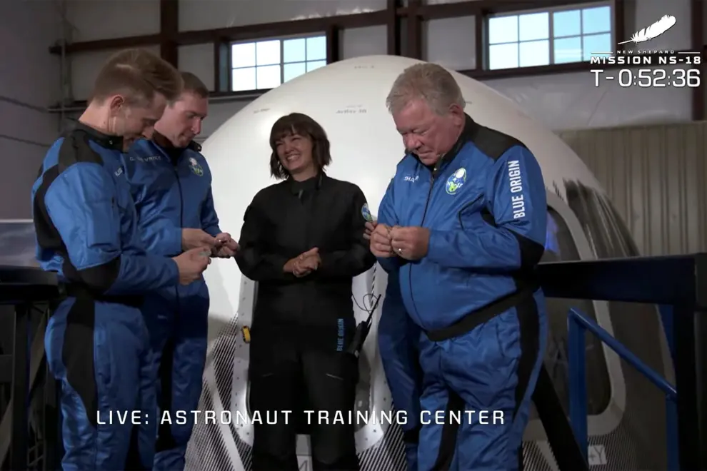 El actor William Shatner en su viaje al espacio con la compañía Blue Origin.