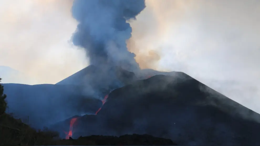Ordenan nuevas evacuaciones por el volcán que afectan a unos 300 vecinos.