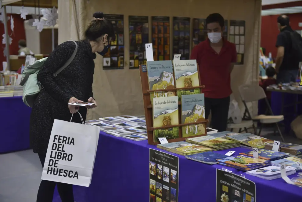 Sandra Araguás han leído el pregón de la Feria del Libro de Huesca, que se celebra hasta el domingo en el Palacio de Congresos.