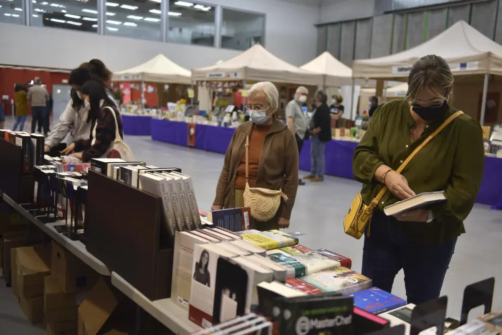Sandra Araguás han leído el pregón de la Feria del Libro de Huesca, que se celebra hasta el domingo en el Palacio de Congresos.