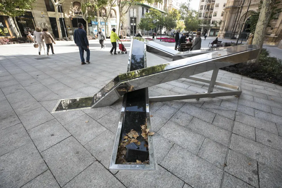 Desperfectos en el monumento a las víctimas de la covid en Zaragoza.