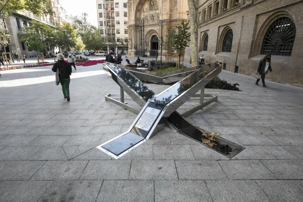 Desperfectos en el monumento a las víctimas de la covid en Zaragoza.