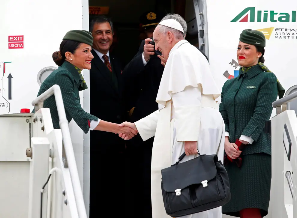 Imagen de archivo del papa Francisco subiendo a un avión de Alitalia, en 2017.