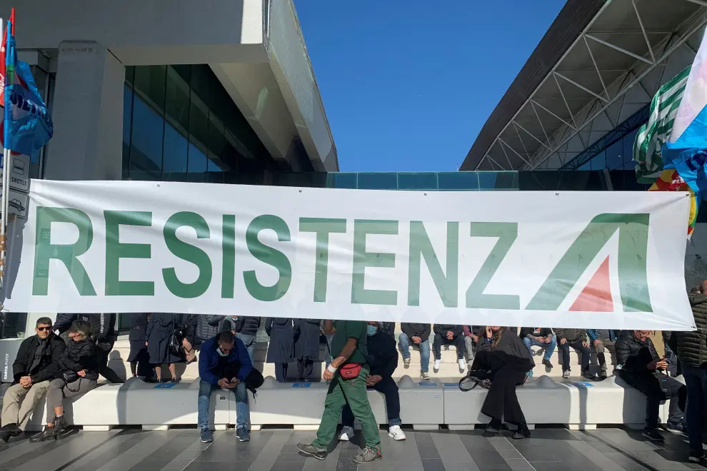 Trabajadores de Alitalia protestan en el aeropuerto de Fiumicino, próximo a Roma.