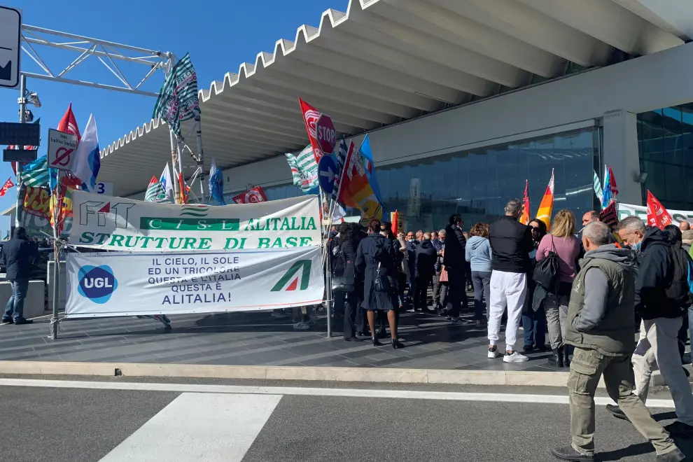 Trabajadores de Alitalia protestan en el aeropuerto de Fiumicino, próximo a Roma.