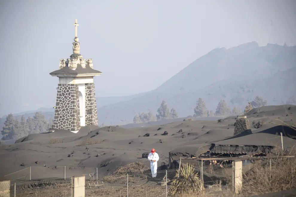 Los efectivos del Grupo de Artillería 93 siguen con las labores de retirada de ceniza volcánica en Las Manchas.
