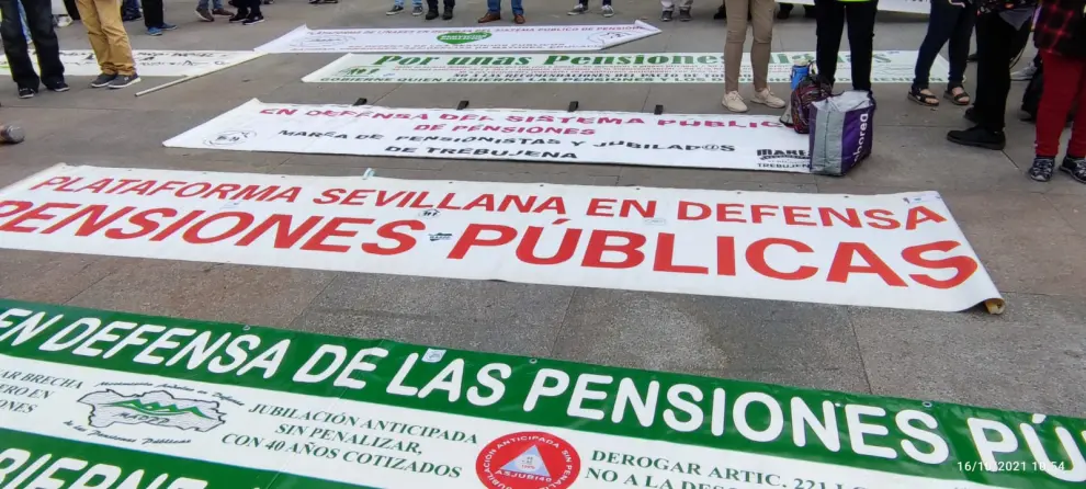 Decenas de aragoneses se incorporaron a la marcha por las pensiones de Madrid.