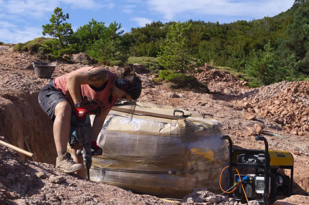 Recuperan un bloque de dos toneladas con huevos fósiles de dinosaurio del yacimiento de Loarre