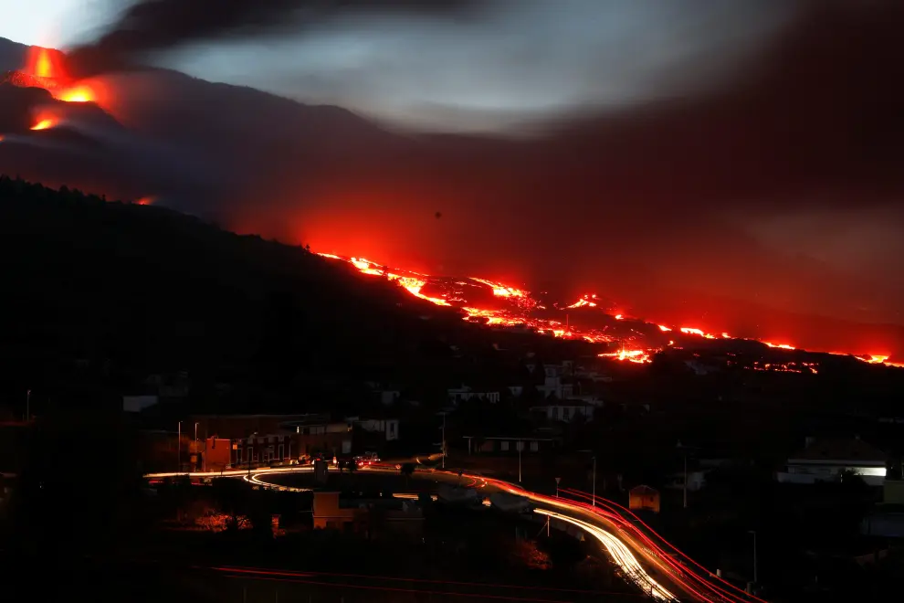 Lava flows as the Cumbre Vieja volcano continues to erupt on the Canary Island of La Palma, Spain October 18, 2021, in this still image obtained from a social media video. Video recorded October 18, 2021. Twitter INVOLCAN/via REUTERS THIS IMAGE HAS BEEN SUPPLIED BY A THIRD PARTY. NO RESALES. NO ARCHIVES. MANDATORY CREDIT. DO NOT OBSCURE LOGO[[[REUTERS VOCENTO]]] SPAIN-VOLCANO/LAVA-UGC
