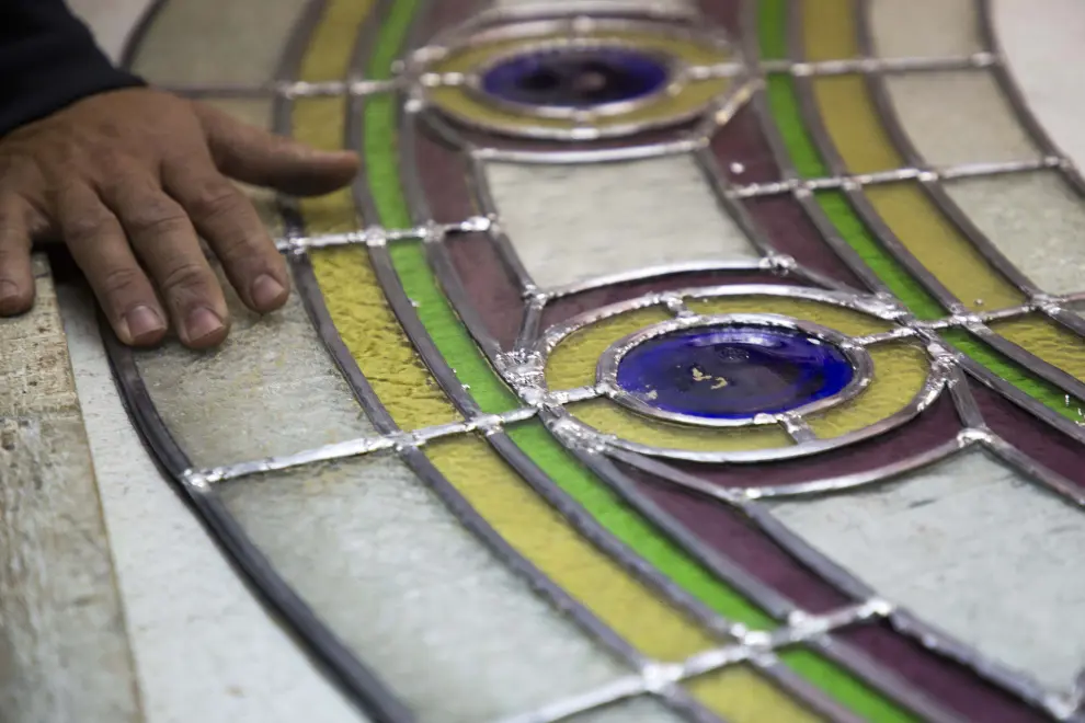 Restauración de vidrieras en los talleres de Cristacolor