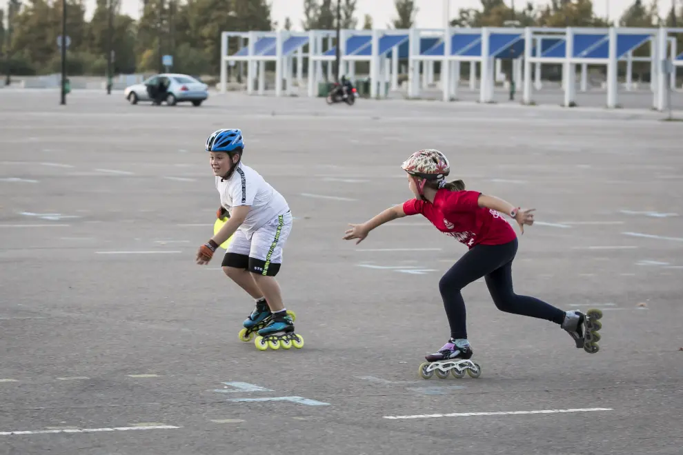 Entrenamiento de los patinadores del club 2mil6, con la laureada deportista Nerea Langa, en el Parquin Sur de la Expo en Zaragoza