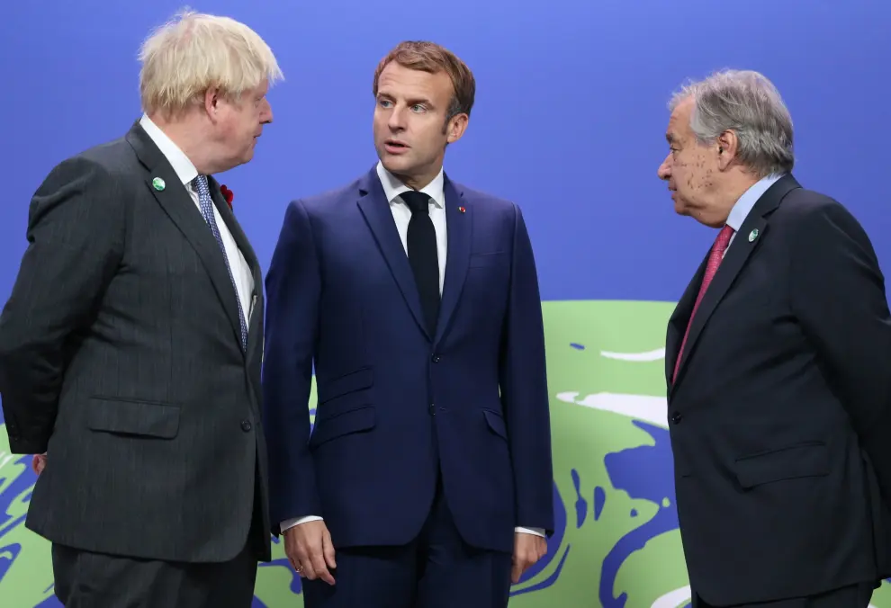 Glasgow (United Kingdom), 01/11/2021.- British Prime Minister Boris Johnson (L) greets France President President Emmanuel Macron (R) as leaders arrive to attend the COP26 UN Climate Change Conference in Glasgow, Britain 01 November 2021. The 2021 United Nations Climate Change Conference (COP26) runs from 31 October to 12 November 2021 in Glasgow. (Francia, Reino Unido) EFE/EPA/ROBERT PERRY
 BRITAIN CLIMATE CHANGE CONFERENCE COP26