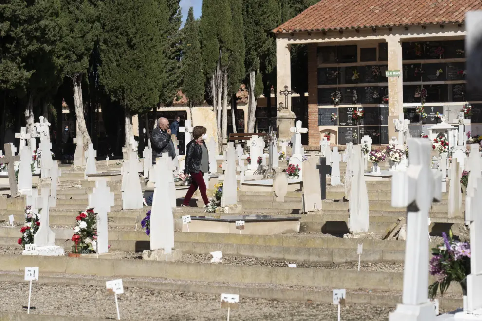 Celebración del día de Todos los Santos en el cementerio de Teruel.