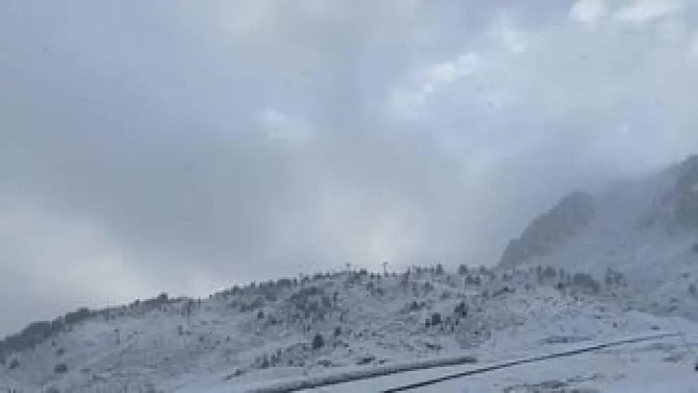 La ola de frío que aumentará estos próximos días comienza a dejar las cumbres nevadas en los Pirineos