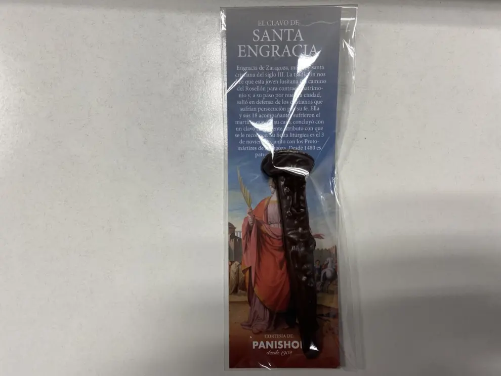 El nuevo dulce de chocolate 'Clavo de Santa Engracia', repartido a los asistentes.