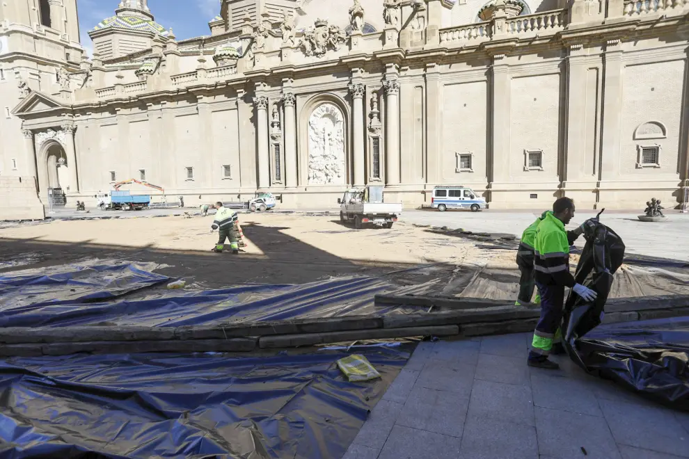 Inicio del montaje del Belén gigante de la plaza del Pilar de Zaragoza