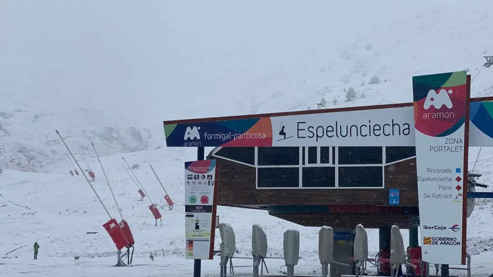 Primera nevada en las estaciones de esquí del Pirineo.