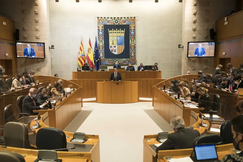 El pleno de las Cortes ha estado marcado por llamativas ausencias, por la celebración del Debate de estado de la ciudad de Zaragoza, al que han acudido Luis María Beamonte (PP) y Daniel Pérez Calvo (Cs), y la consejera de Presidencia, las socialista Mayte Pérez.