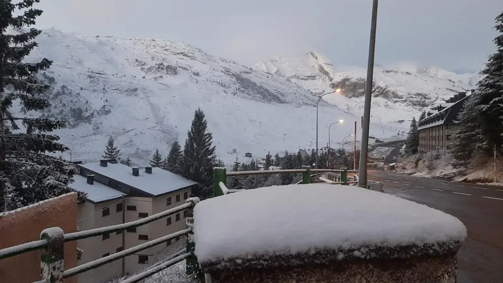 Preparativos en la estación de Formigal de cara a la apertura de la estación en las próximas semanas.