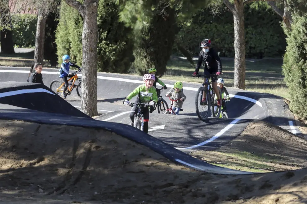 Jóvenes miembros del Club Ciclista Oscense probando el nuevo 'pump track' de Huesca.