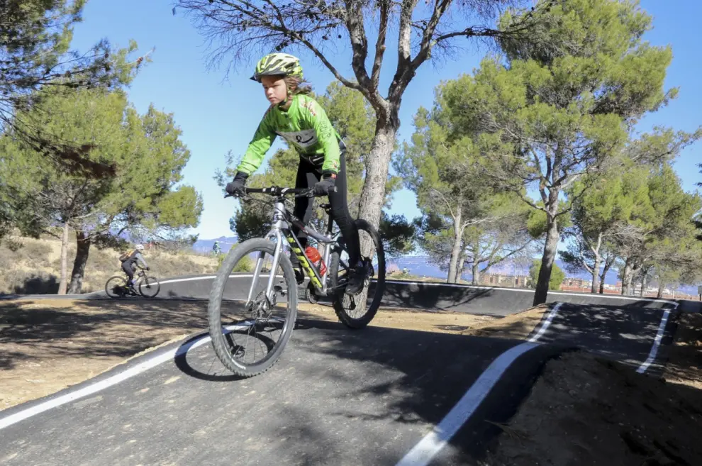 Jóvenes miembros del Club Ciclista Oscense probando el nuevo 'pump track' de Huesca.