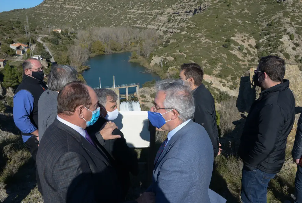 El consejero de Agricultura, Ganadería y Medio Ambiente del Gobierno de Aragón, Joaquín Olona, ha visitado la presa de los Toranes