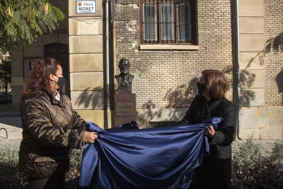 La calle Moret de Zaragoza luce una estatua en homenaje al pintor aragonés Francisco Pradilla