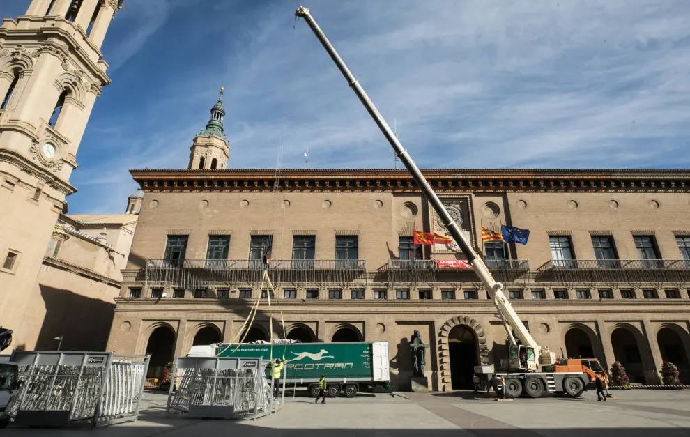 Comienza el montaje de la gran bola de luz de la Plaza del Pilar en Zaragoza