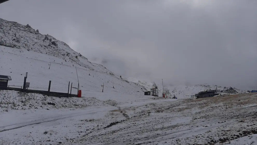 Las estaciones de esquí del Pirineo despertaron ayer con una nueva capa de nieve.